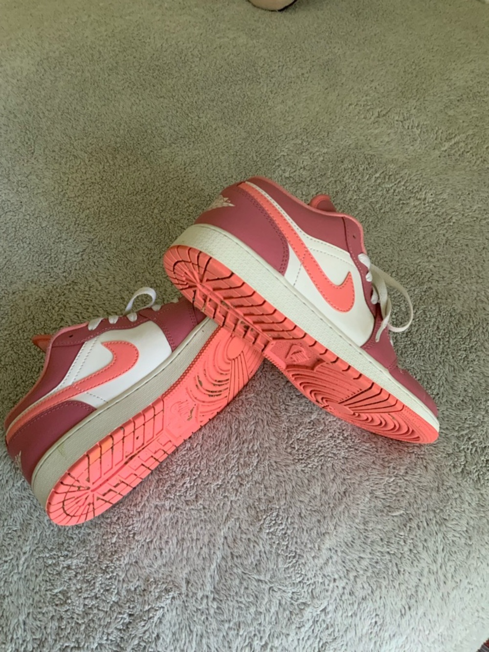 Jordan Youth Low-Top Sneakers in Pink and White - Picture 4 of 4